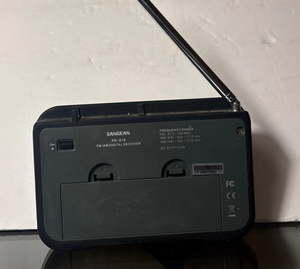 Radio digital AM/FM portátil Sangean PR-D18 de colección probado funciona parachoques de goma Foto 3 de 4