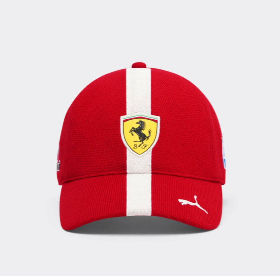 Casquette Officielle Scuderia Ferrari F1 2022 - PUMA Team Cap Avec Logo Cheval Cabré Et Drapeau Italien