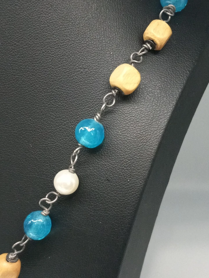 Collar con cuentas de vidrio y perlas de madera con colgante de cruz marca Hard Rock tono plata Foto 4 de 4