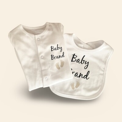 PERSONALISIERTER Unisex Fußabdruck Strampler Schlafanzug Lätzchen Neu Babyparty Geschenk