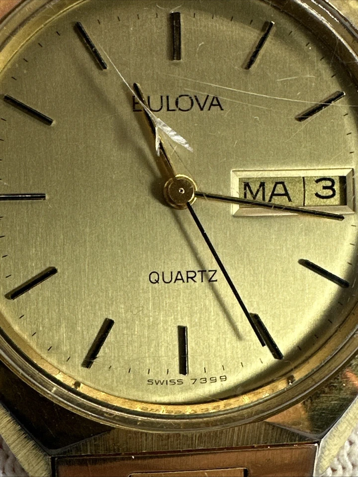 Raro Reloj Pulsera Bulova 7399 1980’s Chapado en Oro Hecho en Suiza Para Hombre 35MM Día Fecha Foto 4 de 4