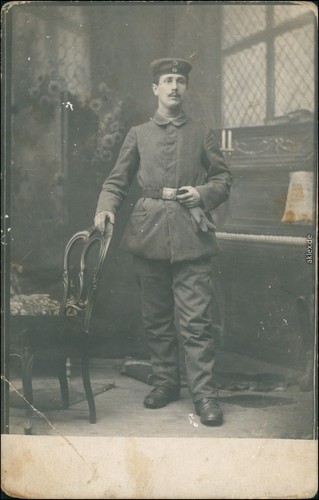 Ansichtskarte  Soldat vor Klavier: Atelierfoto 1915 Privatfoto - Bild 2 von 3