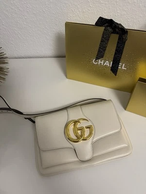 Gucci Damen Umhängetasche Leder Weiß GG-Logo Schulterriemen gold Verschluss - Bild 1 von 3