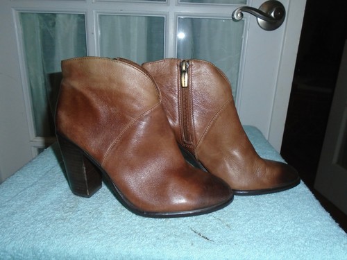 VINCE CAMUTO BROWN LEATHER ANKLE ZIP UP 