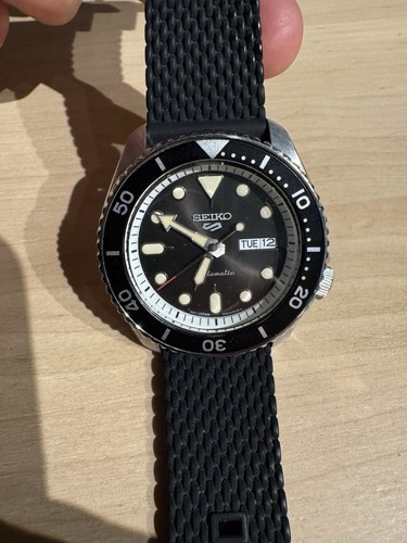 Seiko Herren 5 Sport Serie schwarzes Zifferblatt Silikonband automatische Uhr SRPD95