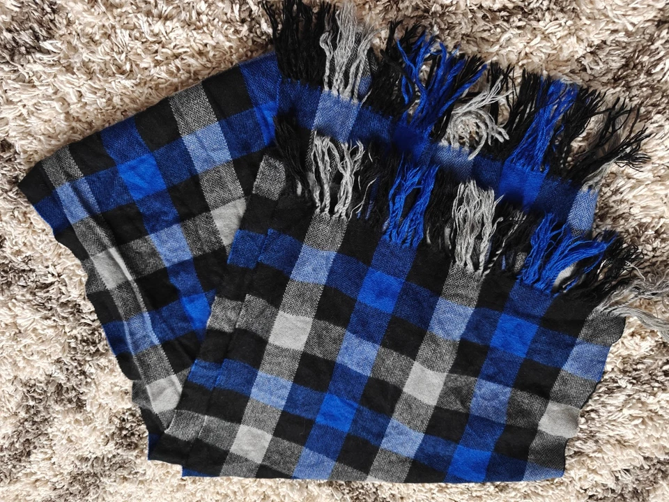 Bufanda American Eagle Outfitters negra azul blanca a cuadros bufanda acrílica de gran tamaño Foto 2 de 3