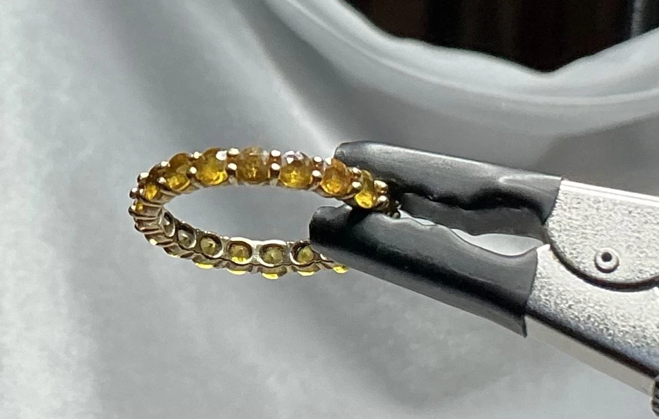 Anillo de eternidad de zafiro amarillo de oro amarillo de 10 quilates talla 7 Foto 2 de 4
