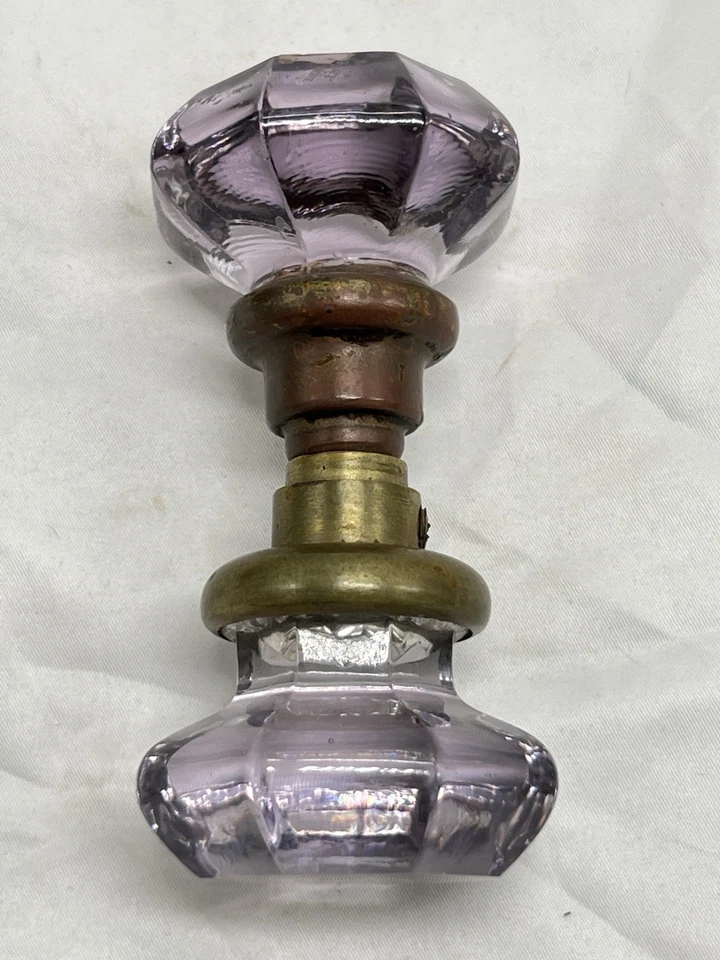 Juego de perillas de puerta vintage de vidrio amatista púrpura y latón Octaganol muy bonito Foto 4 de 4