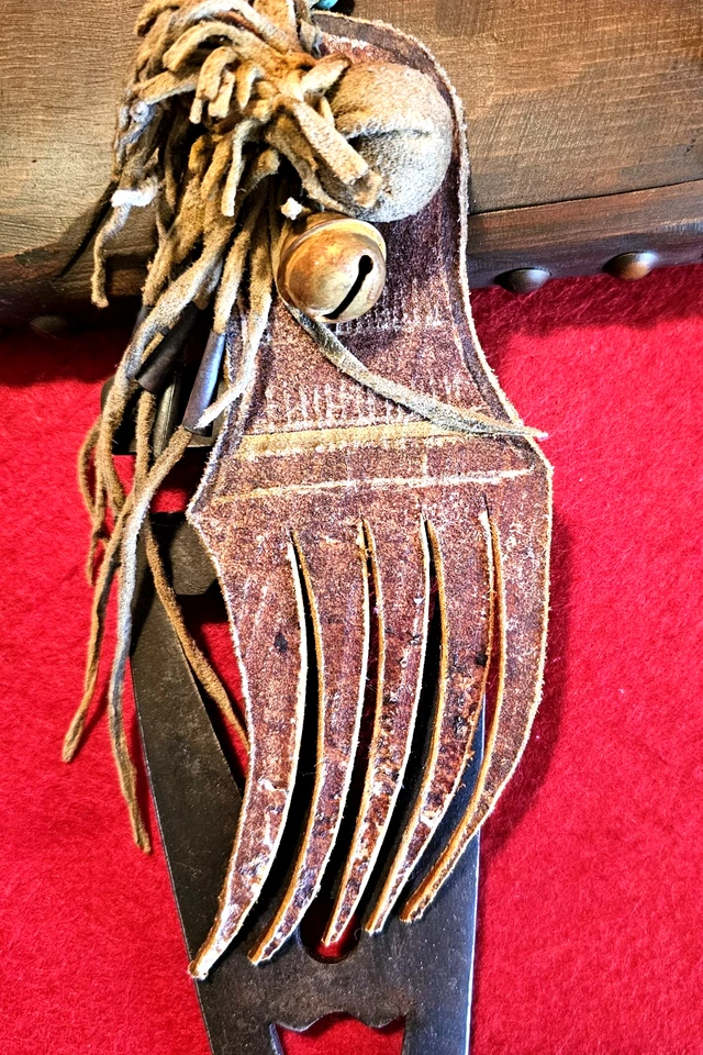 传统带钉 Gunstock Warclub 带生皮熊爪滴 — 第 4/4 张图片