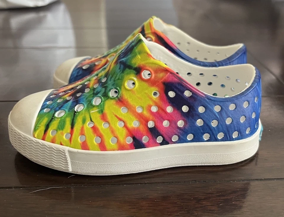 NATIVO Jefferson Tie Dye Arco Iris Impermeable Zapatos de Juego Sin Cordones Unisex Talla 6C Foto 2 de 4