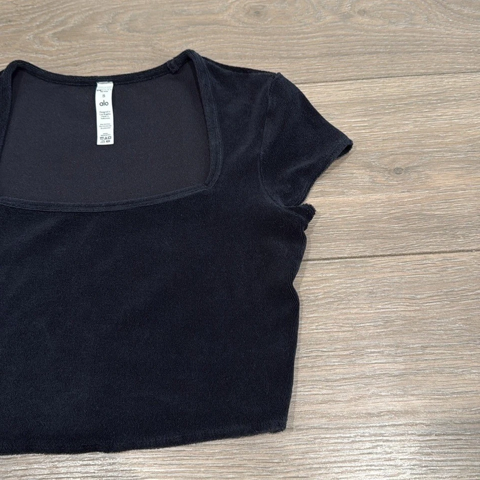 Camiseta corta de manga corta de tela de felpa negra junto a la playa ALO YOGA talla S Foto 4 de 4