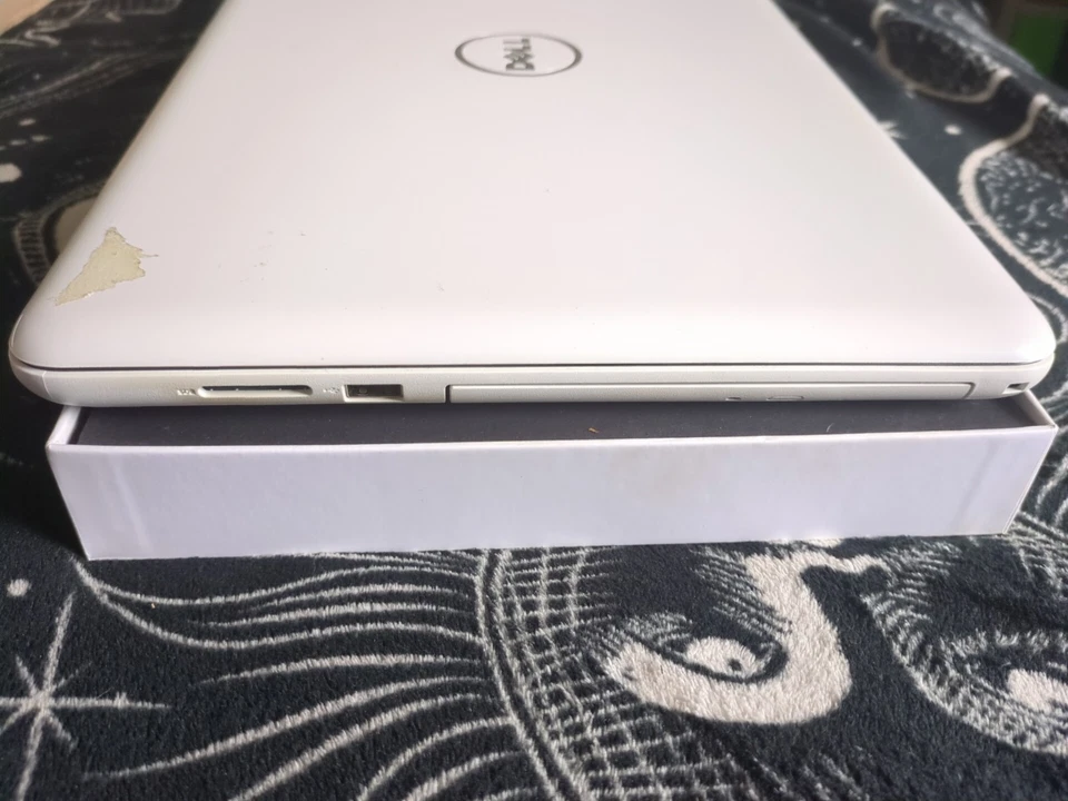 Dell Inspiron 15 5000 Series AMD A6-9200 Radeon 8gb Windows 10 mit Ladegerät - Bild 4 von 4