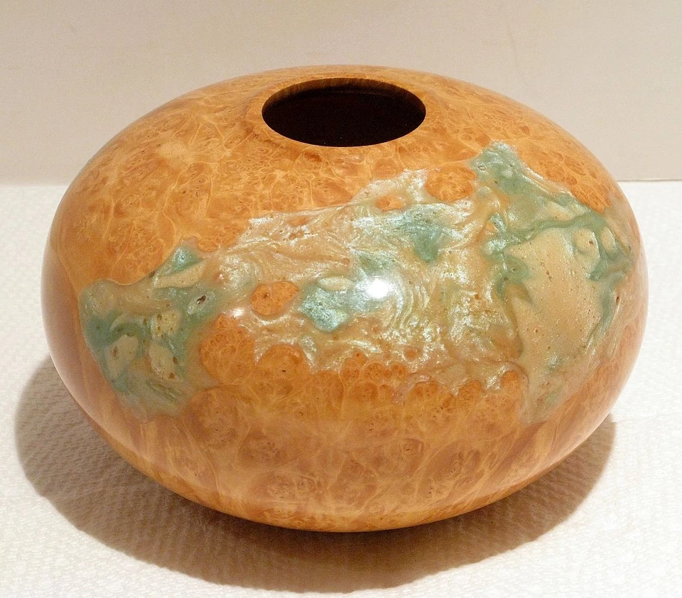 Jarrón de madera Studio Turned Box Elder Burl con incrustación de resina Westport CT Art Fair 1995 Foto 3 de 4