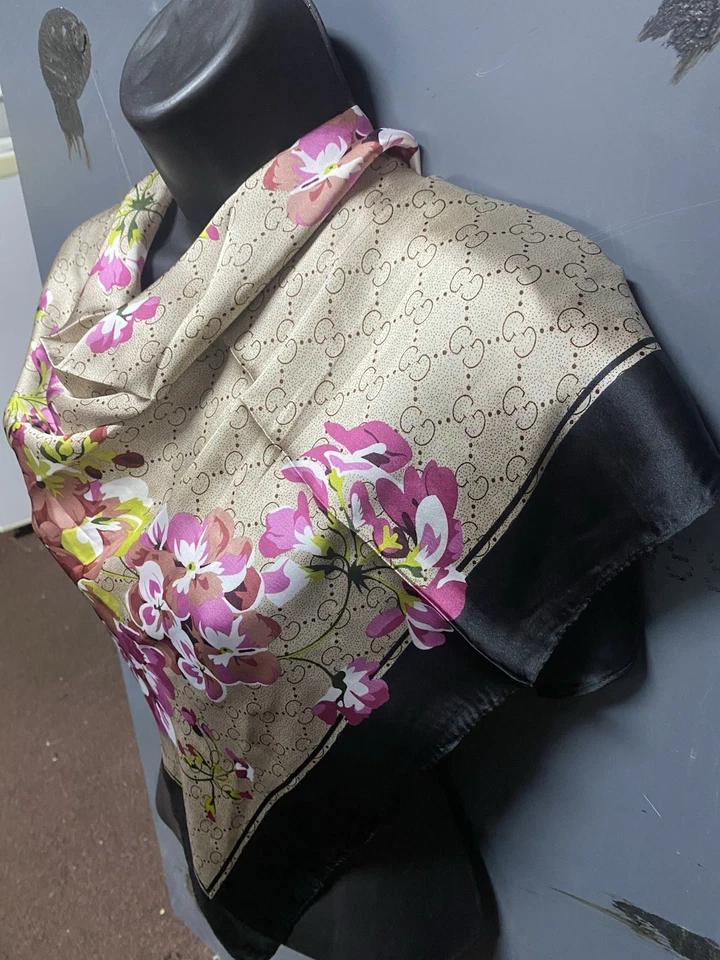 Bufanda de seda floral Gucci usada con diseño de orquídea rosa para mujer Foto 3 de 4