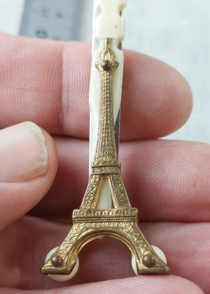 Ancienne lime à ongle, décor Tour Eiffel, Exposition Universelle 1889 - Photo 3/4