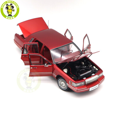 1/18 Lincoln Town Car 1990 Second Generation Red Diecast Model Toy