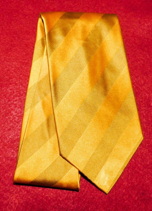 SAKS FIFTH AVENUE MADE IN ITALY GOLD/YELLOW STRIPED TIE - TIES - DESIGNER TIES. - Image 2 of 3