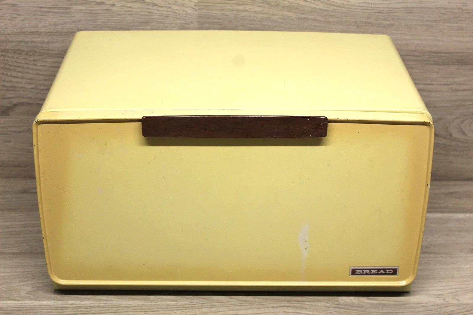 Vintage 1970’s Lincoln Beautyware Metal Harvest Gold Bread Box W/Shelf Organizer
Opens in a new wind