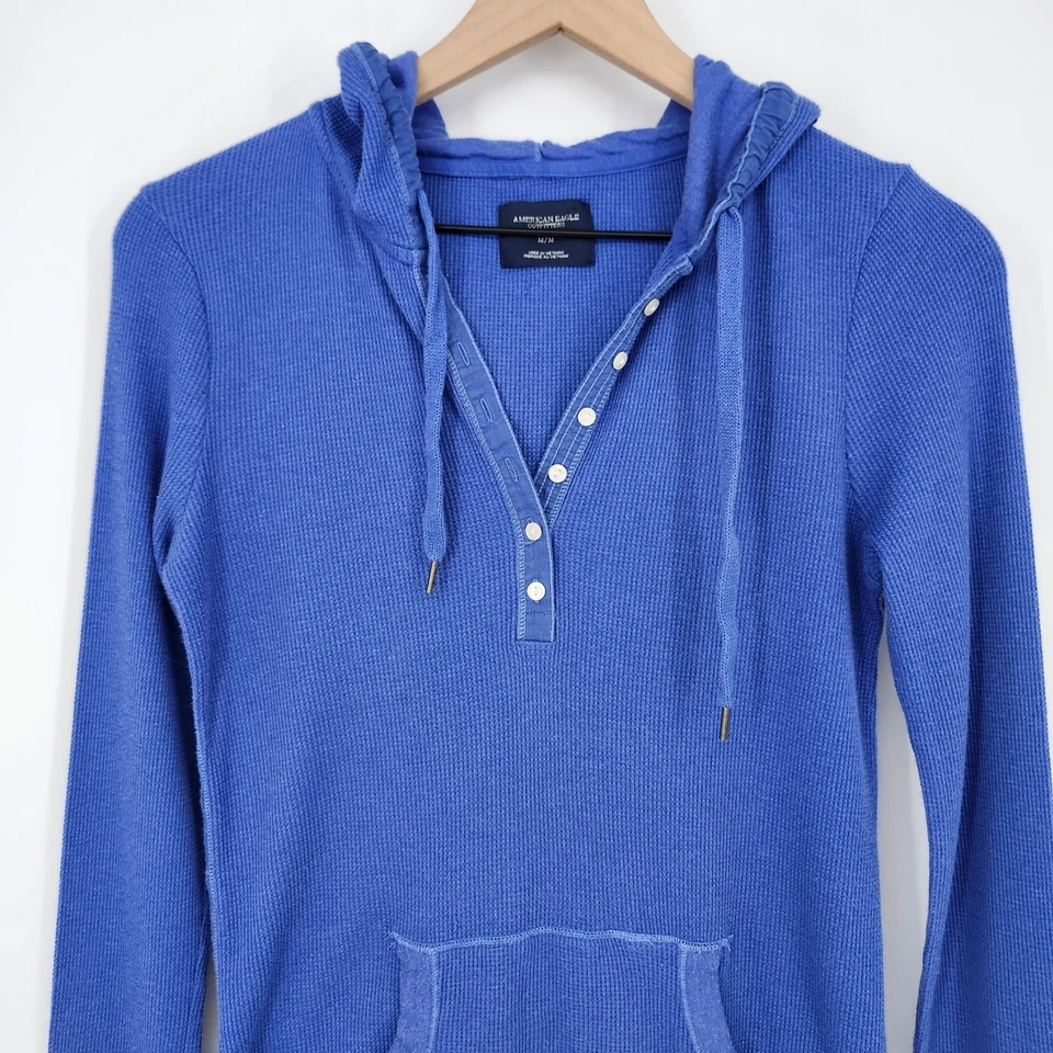 Moletom com capuz American Eagle feminino anos 90 malha waffle Henley azul médio térmico - Imagem 2 de 4