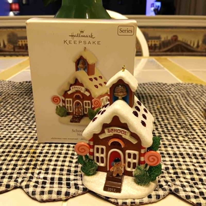 HALLMARK SCHOOLHOUSE #7 NOELVILLE SERIES 2012 CHRISTMAS ORNAMENTS SCHOOL HOUSE