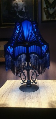 Schwarze Tischlampe aus Gusseisen mit handgefertigtem blauem viktorianischem Lampenschirm