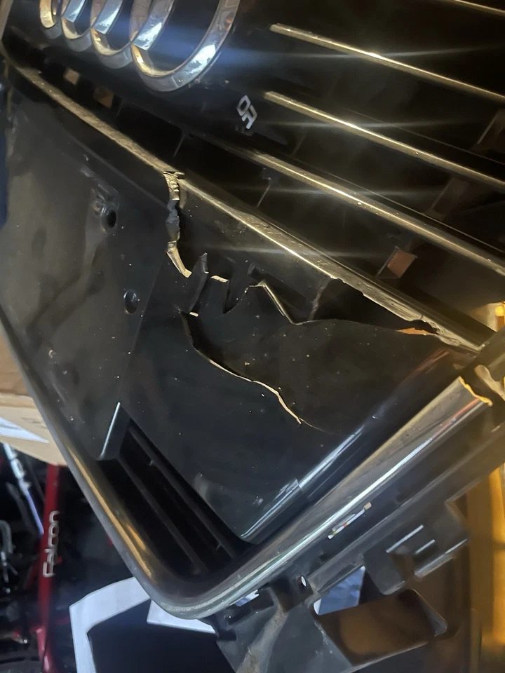 Parachoques delantero Audi A3 S3 2009-2012 parrilla central negra OEM 8P0853651M Foto 2 de 3