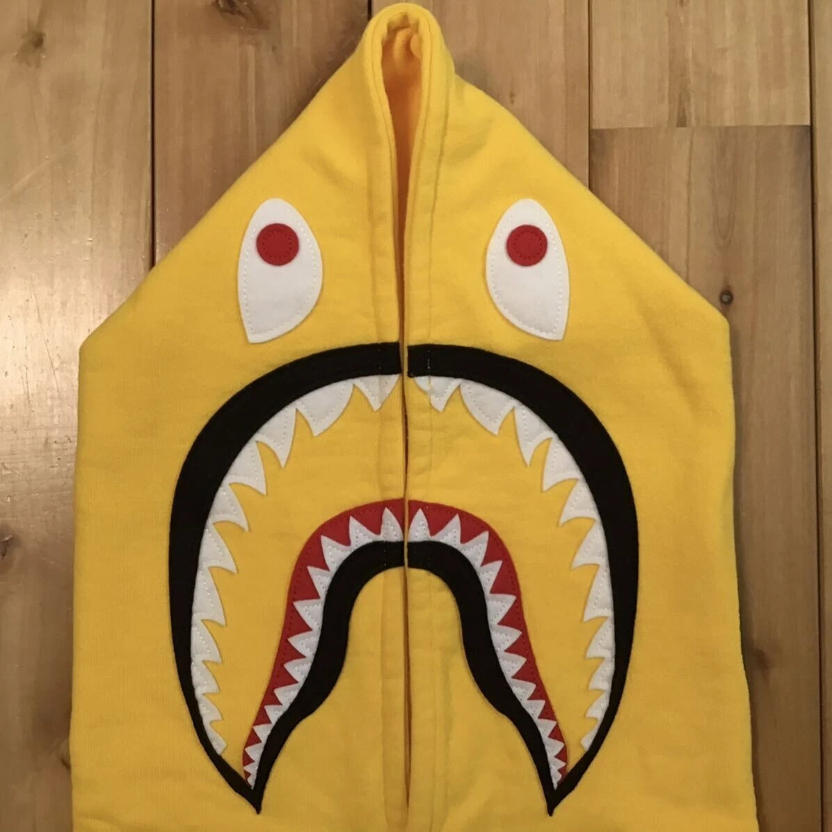 A BATHING APE (BAPE) Felpa con cappuccio e zip intera BAPE Neon Shark A Bathing Ape NIGO gialla taglia L usata ottima+