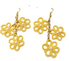 orecchini artigianali al pizzo chiacchierino gialli con perle realizzati a mano 