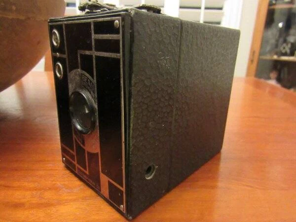 Cámara Kodak Beau Brownie negra/borgoña 2 cajas-Art Deco-Walter Dorwin Teague Foto 3 de 4