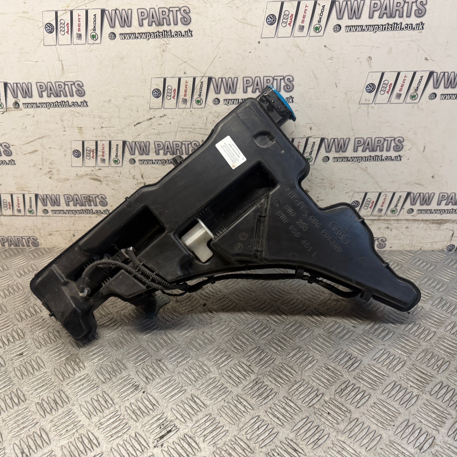 AUDI A4 B9 WINDSCREEN WASHER BOTTLE WITH PUMP 8W0955451L 2016-2019