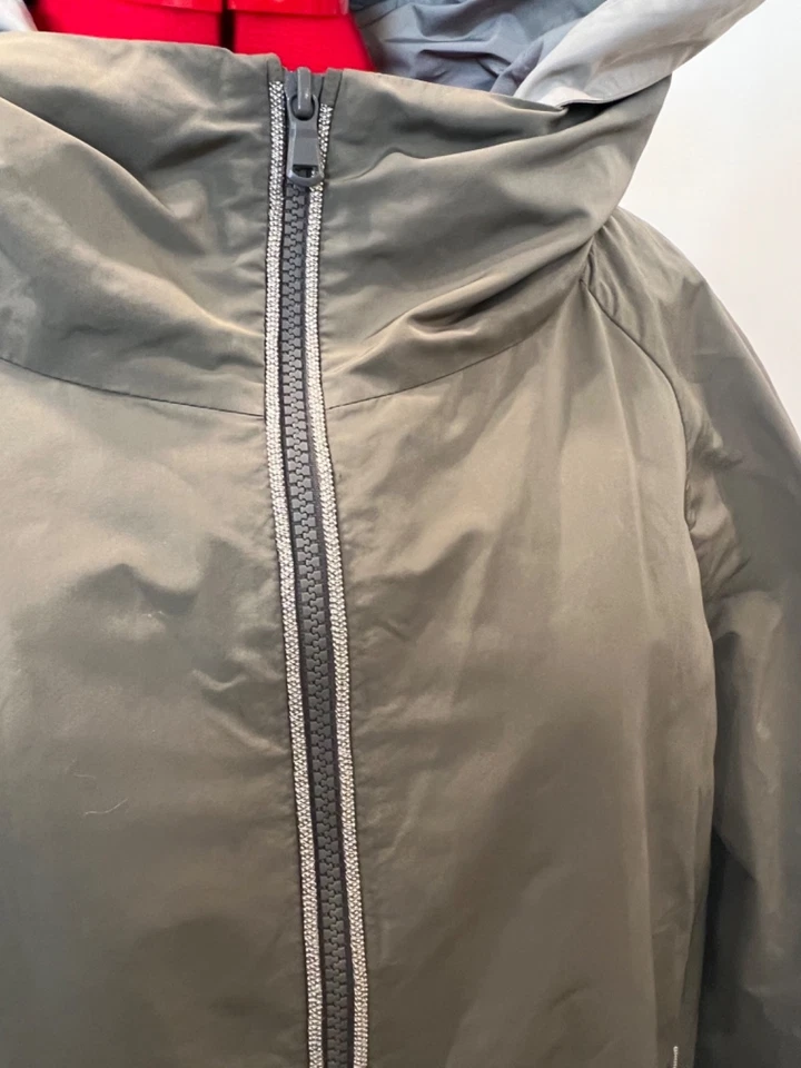 Abrigo de lluvia cortavientos Brunello Cucinelli color caqui. Talla 44/8-10 Foto 3 de 4