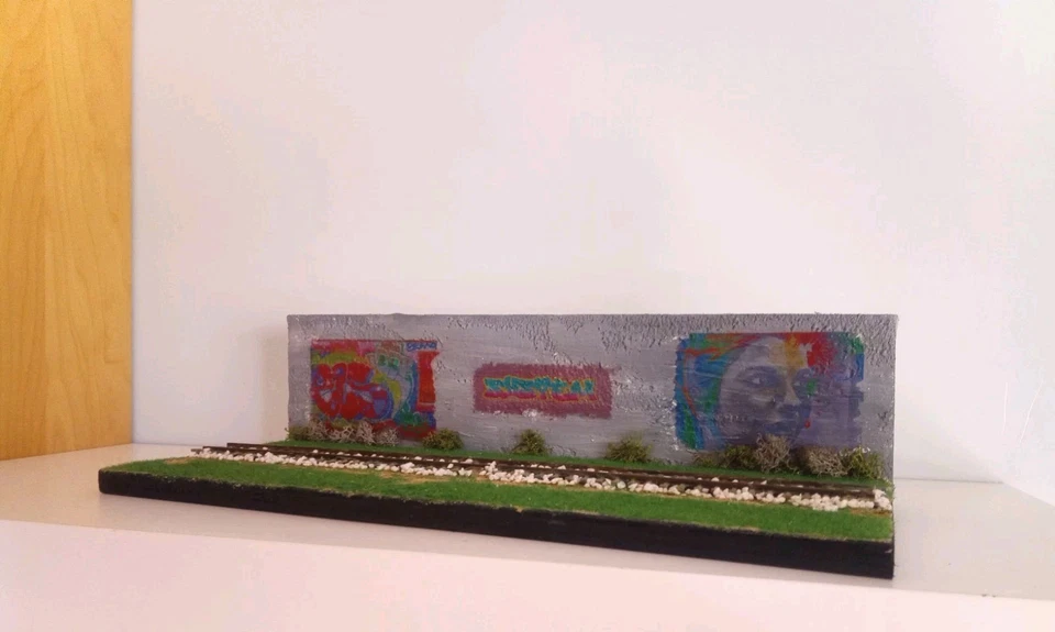 Diorama Ferroviario Artigianale Scala 1:87 Con Murales  - Immagine 4 di 4