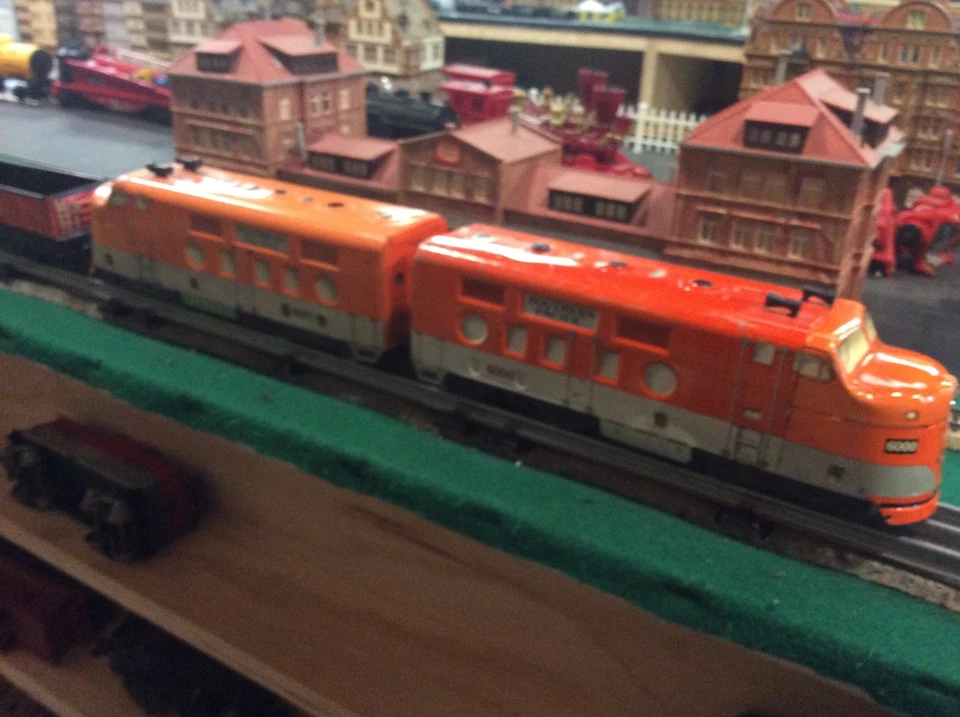 MARX  6000  Tin Toy  Diesel Engine  and 4 Freight Car 0 scale - Image 4 of 4