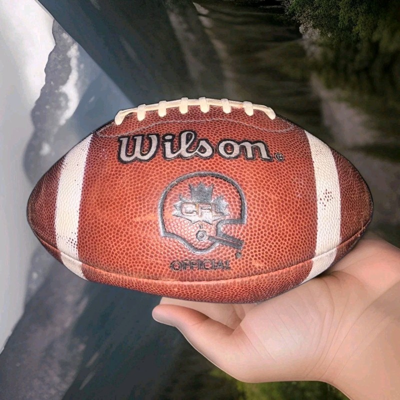 SPECTACULAR vintage 90s ( CFL ) official CANADIAN FOOTBALL LEAGUE game football