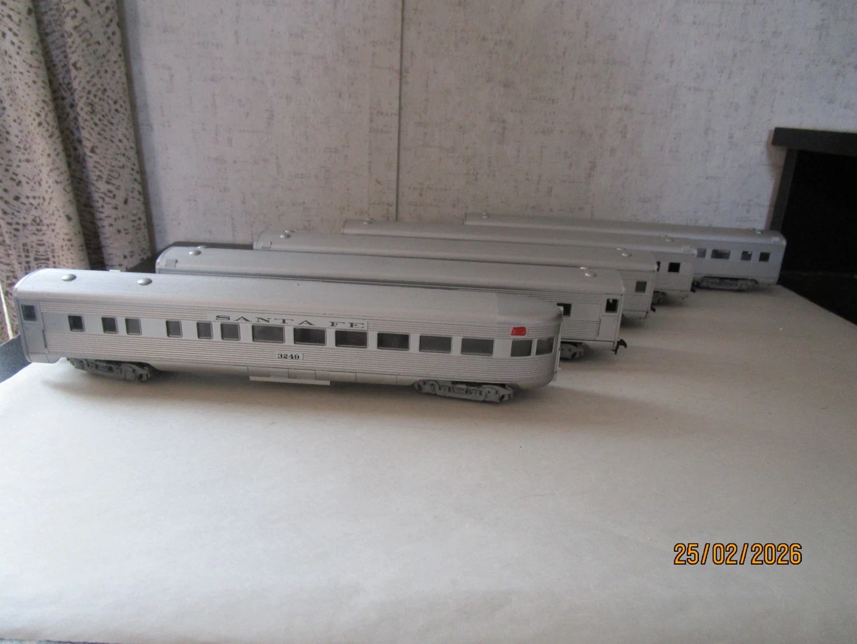 Santa Fe Passenger In O Scale Model Railroad Passenger Cars for