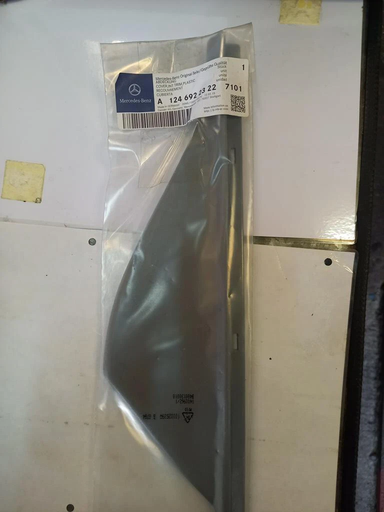 W124 A124 CE Gurtbringerabdeckung Mercedes Benz A1246922322 NOS | eBay