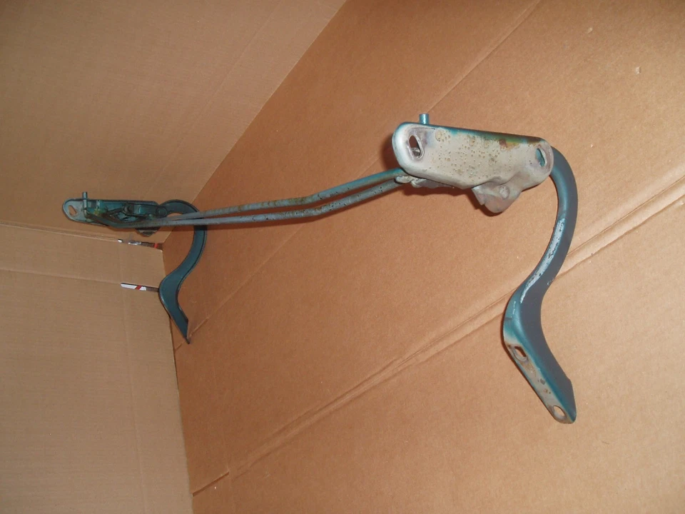 Mazda rx3-Wagon *Unidad de resorte de puerta trasera de fábrica* con pernos de fábrica **HTF**1973 Foto 2 de 4