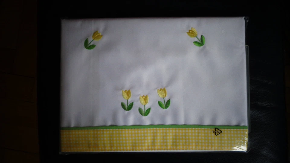 TISCHDECKE "SATIN- MITTELDECKE" TULPENSTICKEREI, OVP - Bild 2 von 3