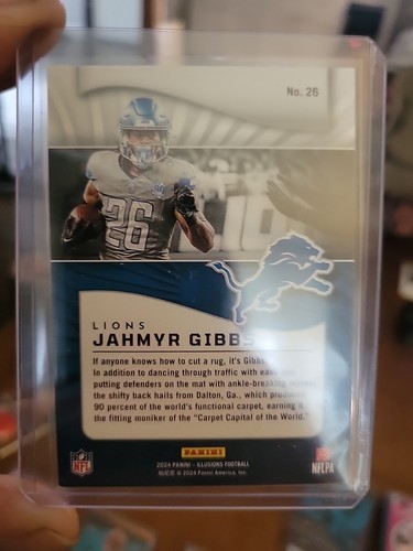 2024 Panini Illusions Football Jahmyr Gibbs Diamond Trophy 32/50 - Picture 2 of 2