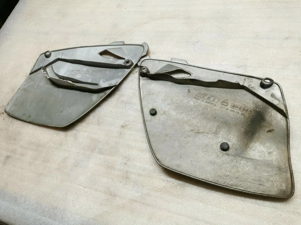 MESAS PORTA NÚMEROS DERECHA E IZQUIERDA PLATEADAS KTM LC-4 621 2000-2003 Foto 4 de 4