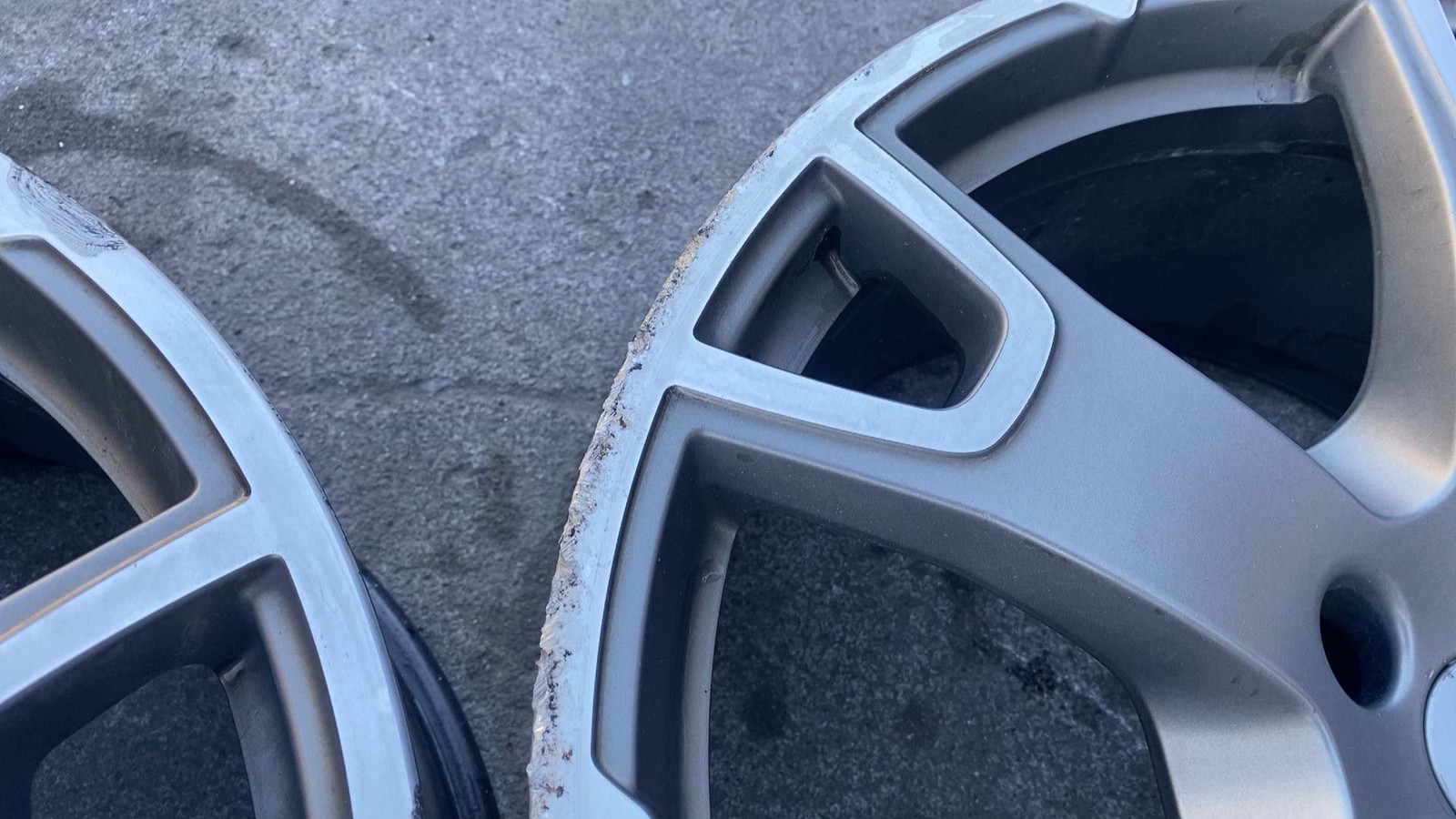 Maserati Levante 2017-2020 Left, right Wheels Pair P/N 670044701