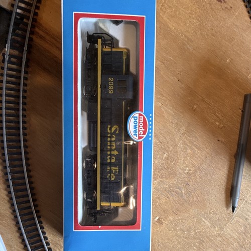 Locomotora diésel modelo Power HO ALCO RS-2 Santa Fe DC Bo-Bo #6843 | Condition: New
