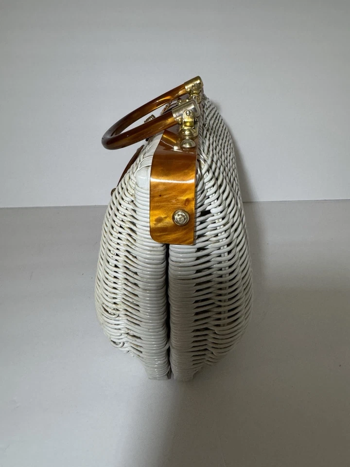 Винтажный 50-х-60-х годов белый плетеный Дамская сумка Гонконг Lucite ручки середины века сумочка - Изображение 3 из 4