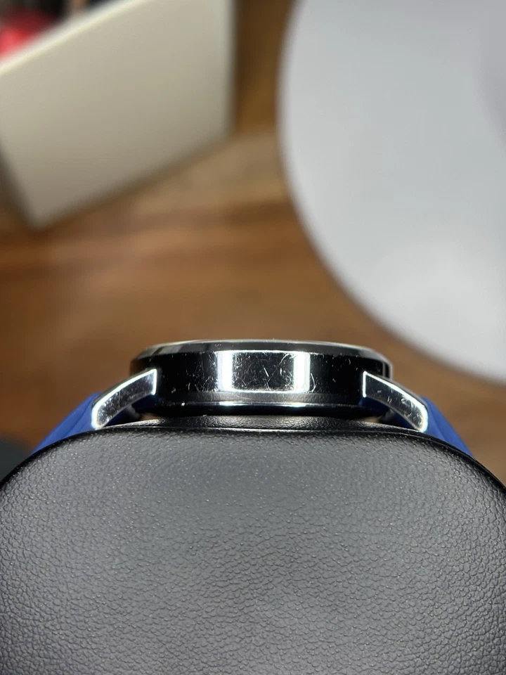 Reloj para mujer DKNY NY-8571 esfera blanca con marcadores de cristal correa de silicona azul Foto 4 de 4