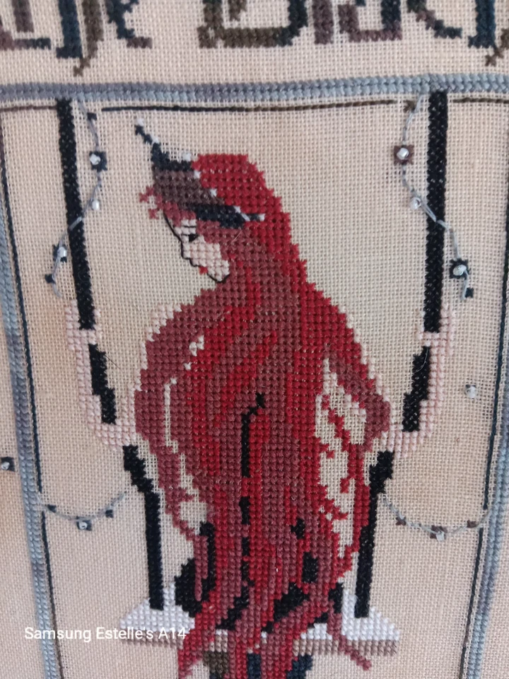 ponto cruz contada sereia pérola negra montada em uma placa de 8 por 18. - Imagem 2 de 4