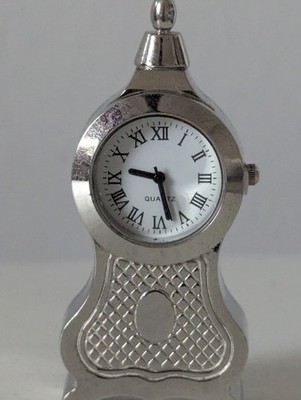Vintage Mini Kaminuhr Quarz Tischuhr silberfarben römische Ziffern Dekor