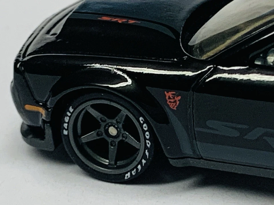 Dodge Challenger SRT Demon 2018 negro Hot Wheels 1/64 con ruedas personalizadas Foto 3 de 4