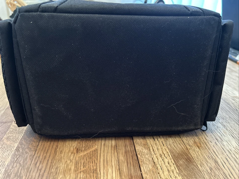 Bolsa pequeña para cámara vivitar negra, soplador limpiador de polvo y Foto 4 de 4