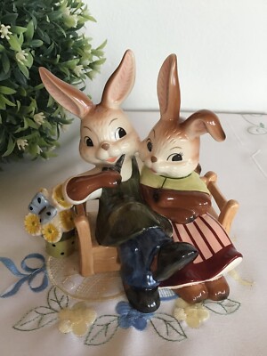 Goebel   Hase mit Pfeife sitzt auf Bank mit Blumen und umarmt Häsin   Rarität  