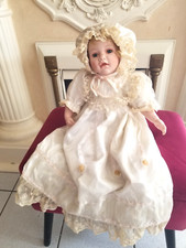 Bambola da collezione in abito da battesimo "Dreams of Pearl"
